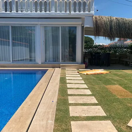Villa Alaçatı Köy ıçi Müstakil Havuzlu&bahçeli Lüx *