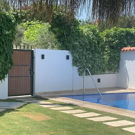 Villa Alaçatı Köy ıçi Müstakil Havuzlu&bahçeli Lüx Çeşme