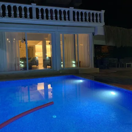 Βίλα Alacati Koy Ici Mustakil Havuzlu&bahceli Lux Çeşme
